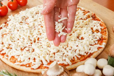 Pizza malzemelerini masaya yakın koyun.