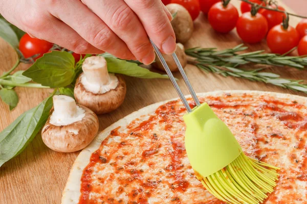 Готовить пиццу из свежих овощей. Продукты питания близко — стоковое фото