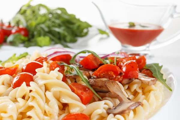 Pasta met champignons, cherry tomaten en tomatensaus, Italiaans eten. Closeup — Stockfoto