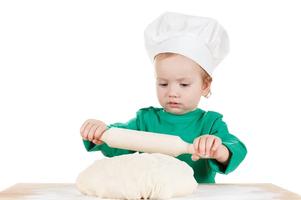 Ciddi küçük çocuk üzerinde beyaz izole kurabiyeler için hamur yoğurma — Stok fotoğraf
