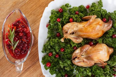 Leşleri kızılcık ve maydanoz ile kavrulmuş bıldırcın