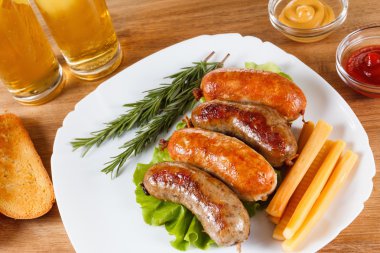 Bira ve kızarmış sığır eti veya tavuk sosis