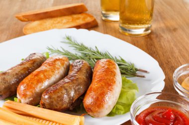 Bira ve kızarmış sığır eti veya tavuk sosis