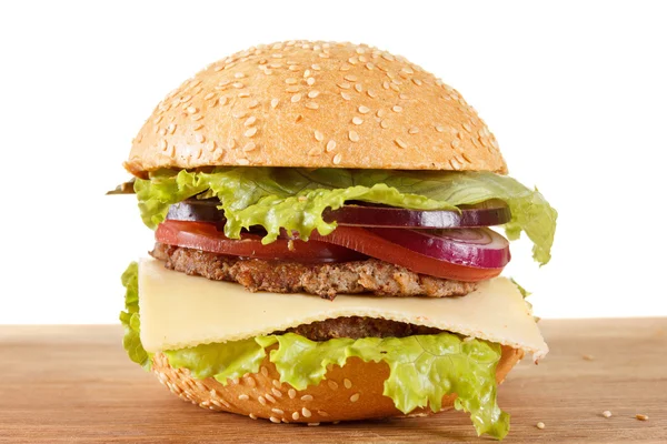 Hamburguesa tradicional americana con queso. Carne, bollo y verduras de cerca — Foto de Stock