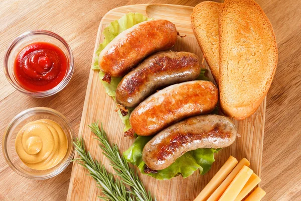 Bira ve kızarmış sığır eti veya tavuk sosis