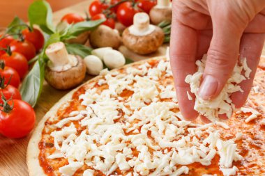 Pizza malzemelerini masaya yakın koyun.