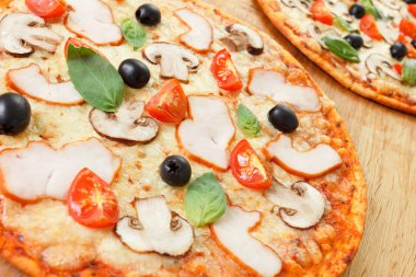 Mantar ve sebze pizza