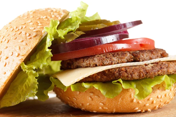 Традиционный американский чизбургер. Мясо, булочки и овощи закрываются — стоковое фото