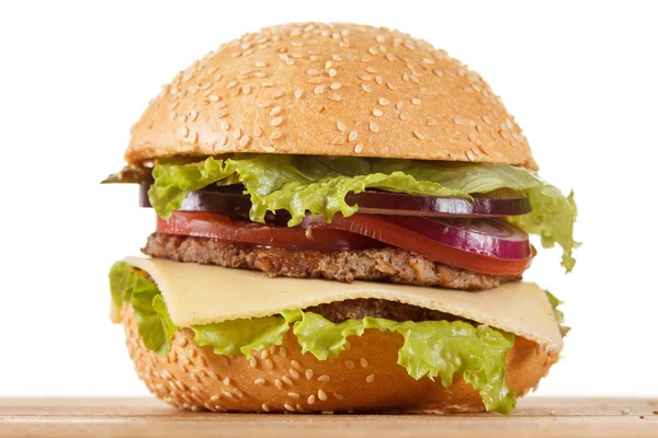 Hamburguesa tradicional americana con queso. Carne, bollo y verduras de cerca — Foto de Stock