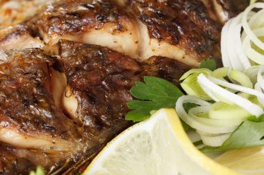 Geleneksel Noel menüsü. Tamamen sebze ile kavrulmuş sazan balık.