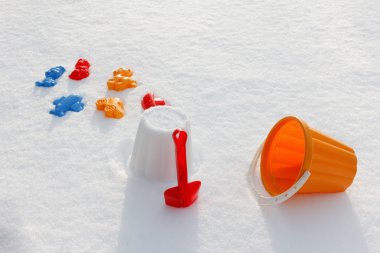 Renkli kova ve kürek, kapalı kar üzerinde havai görünümü