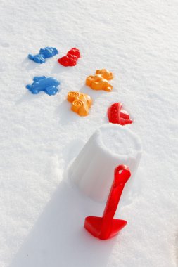 Renkli kova ve kürek, kapalı kar üzerinde havai görünümü