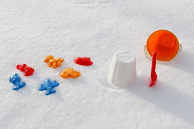 Renkli kova ve kürek, kapalı kar üzerinde havai görünümü