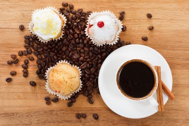 Tatlı çörek ve kahve. Üstten Görünüm