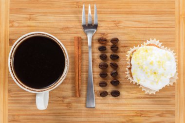 Tatlı çörek ve kahve. Üstten Görünüm