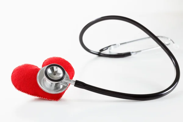 Czerwone serce i stetoskop na białym tle — Zdjęcie stockowe