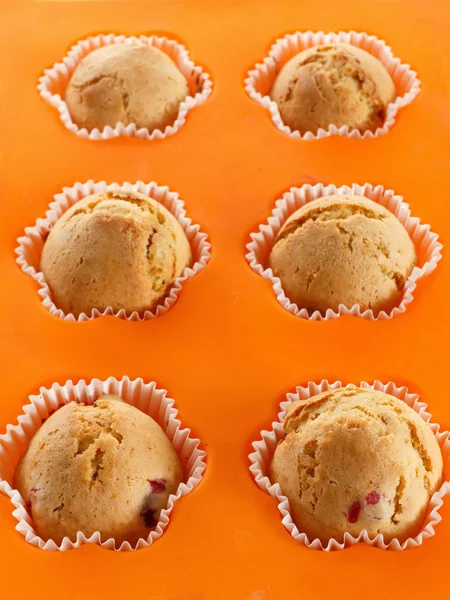 Muffins en una bandeja para hornear — Foto de Stock