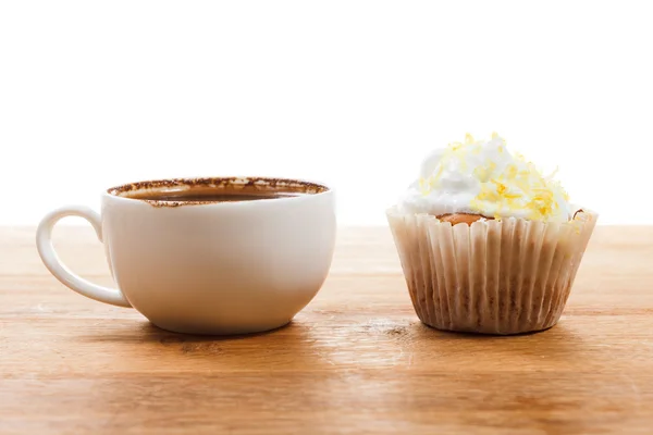 Xícara de café e muffin isolado em branco — Fotografia de Stock