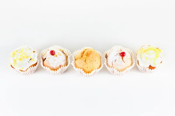 Groupe de délicieux muffins isolés sur un blanc — Photo