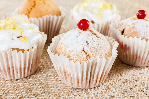 Muffins con arándanos y ralladura de limón, primer plano — Foto de Stock