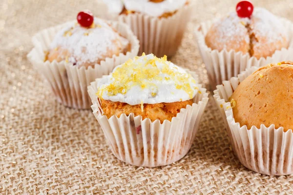 Muffins con arándanos y ralladura de limón, primer plano — Foto de Stock