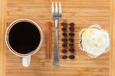 Tatlı çörek ve kahve. Üstten Görünüm