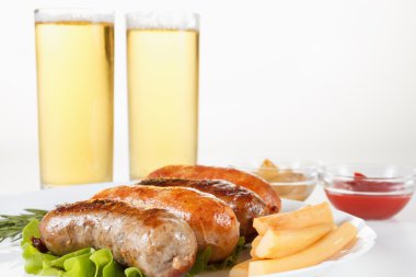 Sığır eti veya tavuk sosis tabakta kızartma