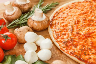 Pizza malzemelerini masaya yakın koyun.