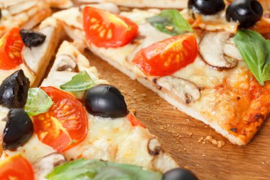 Sebze ve mantar dilimlenmiş Pizza