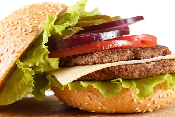 Традиционный американский чизбургер. Мясо, булочки и овощи закрываются — стоковое фото