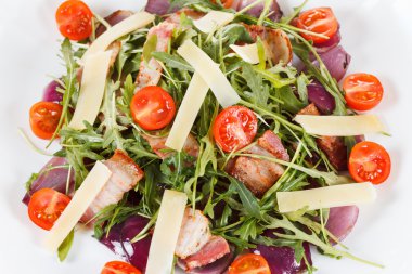 Taze pastırma, domates, parmesan ve Roka Salatası