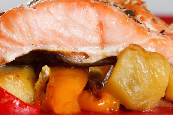 Филе лосося на гриле с овощами, специями и рукколой на тарелке — стоковое фото