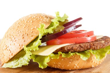 Geleneksel Amerikan çizburger. Et, topuz ve sebze kapat