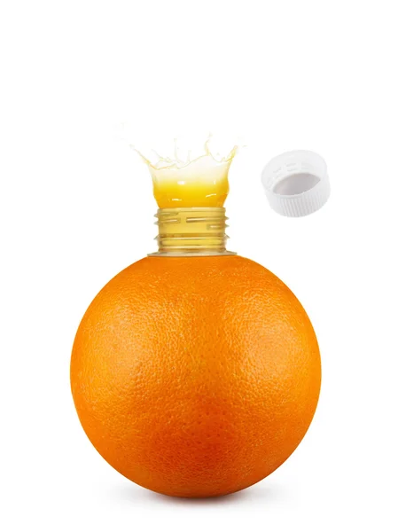 Naranja con cuello de botella y salpicaduras de jugo sobre fondo blanco — Foto de Stock