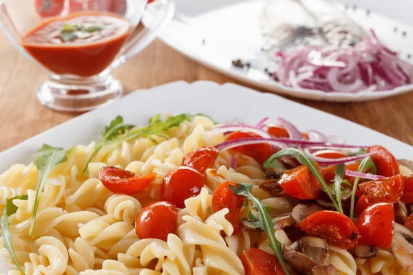 Pasta met champignons, cherry tomaten en tomatensaus, Italiaans eten. Closeup — Stockfoto