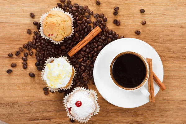 Dulce magdalena y café. Vista aérea — Foto de Stock