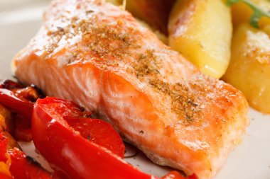 Sebze, baharatlar ve roka bir plaka üzerinde ızgara somon fileto