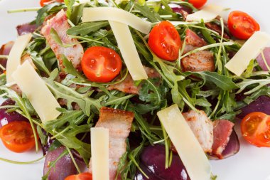 Taze pastırma, domates, parmesan ve Roka Salatası