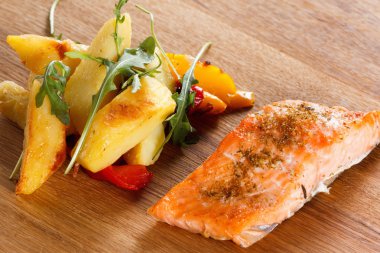 Sebze ve baharat n bir tabak ızgara somon fileto