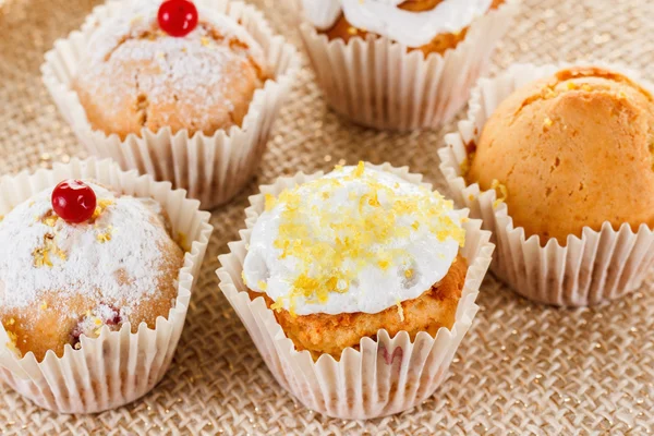 Muffins con arándanos y ralladura de limón, primer plano — Foto de Stock