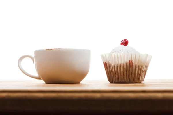Taza de café y magdalena aislados en blanco — Foto de Stock