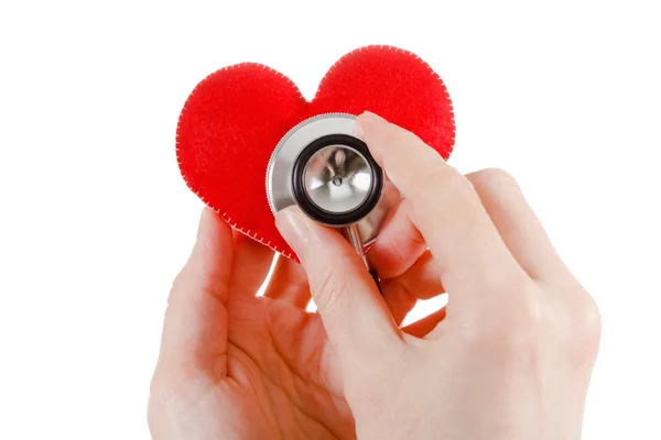 Красное сердце и стетоскоп на белом фоне — стоковое фото