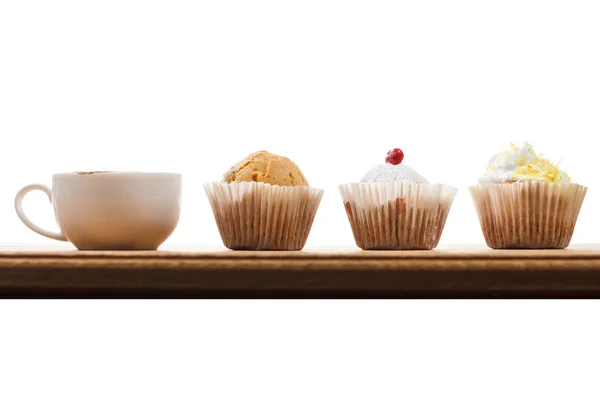 Šálek kávy a muffin izolovaných na bílém — Stock fotografie