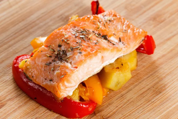 Филе лосося на гриле с овощами и специями на тарелке — стоковое фото