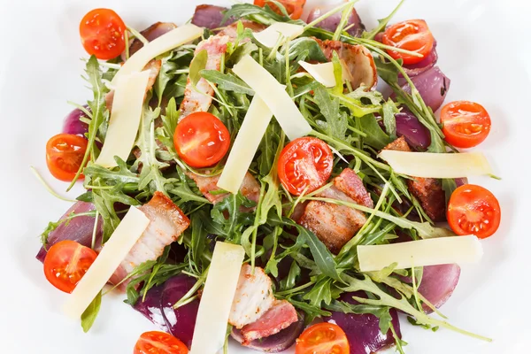 Salade fraîche au bacon, tomates, parmesan et roquette — Photo