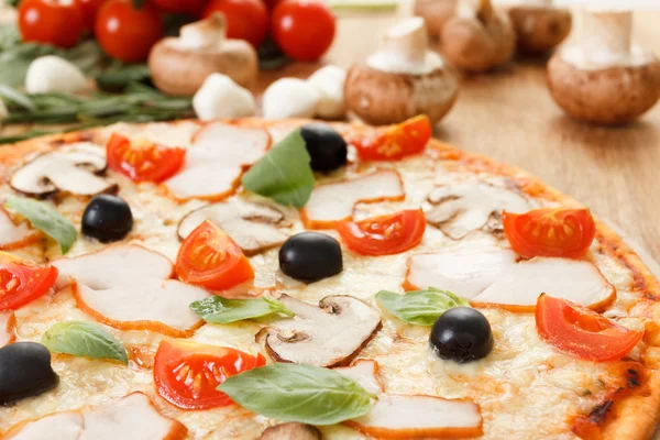Pizza with mushrooms and vegetables — Stock Photo, Image