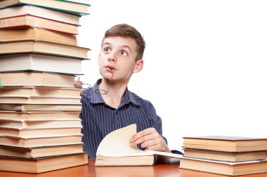 Çocuk beyaz bitti izole onun kitap okumak için yoruldu