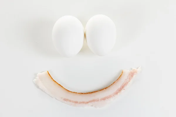 Дві курячі яйця і бекон як посмішка — стокове фото