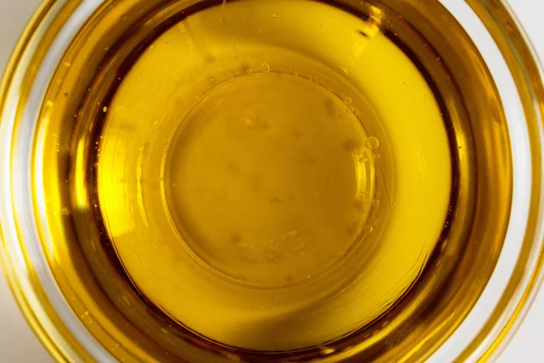 Huile d'olive en récipient en verre gros plan — Photo