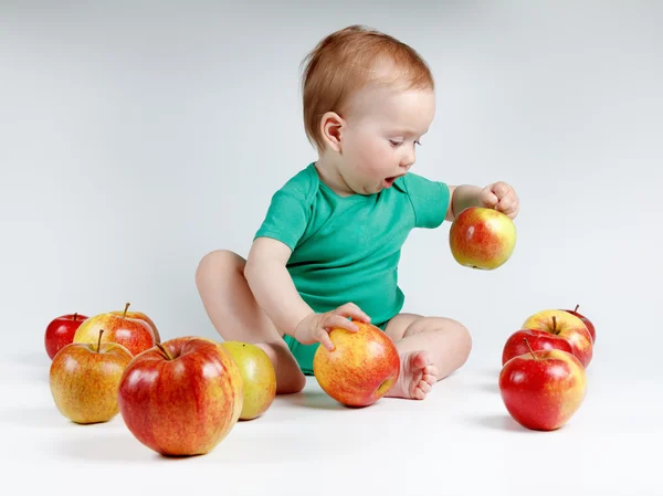 Entzückendes Kind mit Äpfeln — Stockfoto